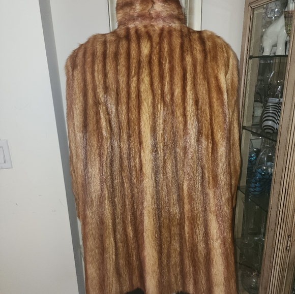 Elegant Mink Coat - Picture 4 of 6